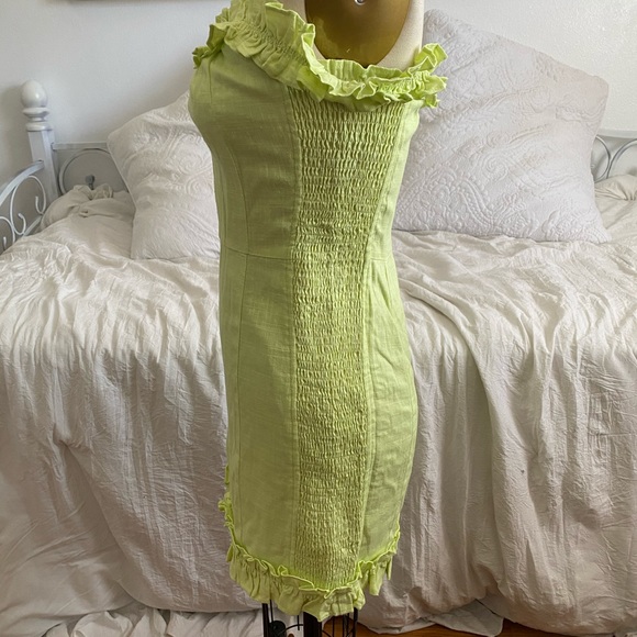 Lulu’s green mini dress linen with scrunch, off the shoulder! - Picture 2 of 4